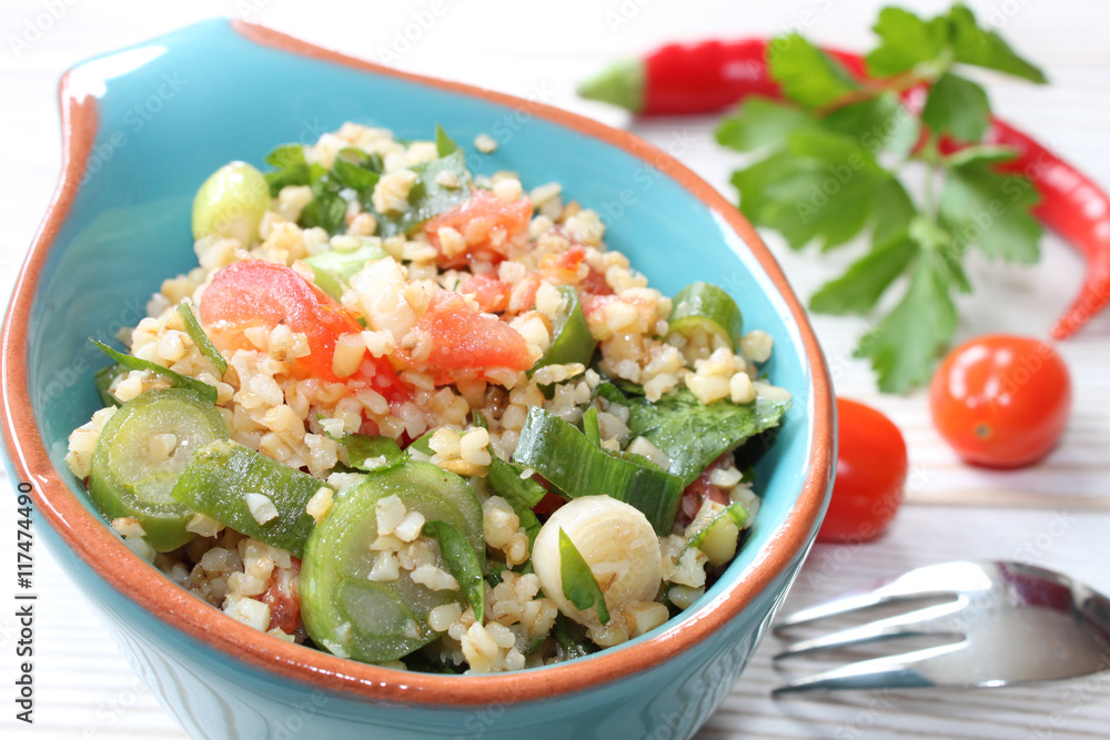 frischer Couscous-Salat, Kuskus mit Frühlingszwiebeln, Tomaten Chili und Petersilie frischer Couscous-Salat, Kuskus mit Frühlingszwiebeln, Tomaten Chili und Petersilie
