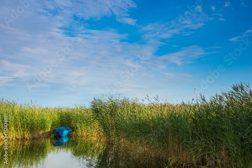 Fototapeta Naklejka Na Ścianę i Meble -  niebieska łódka