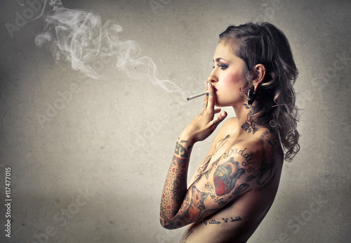 Canvas-taulu Beautiful tattooed woman smoking