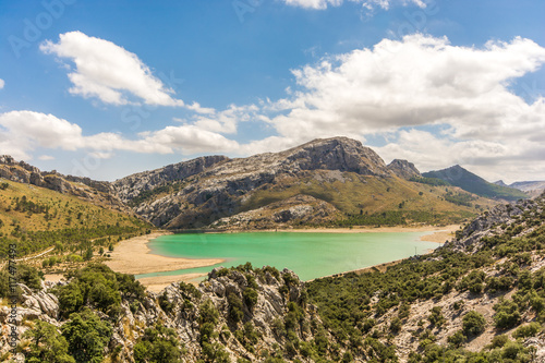 Halb voller Stausee Cuber in der Serra de Tramuntana als Trinkwsserspeicher