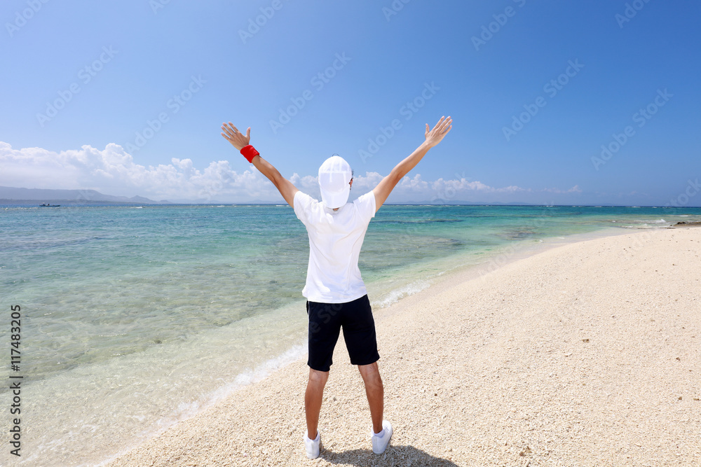 南国の美しいビーチで寛ぐ男性