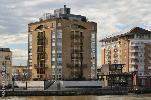 Häuser am ufer der Themse in London