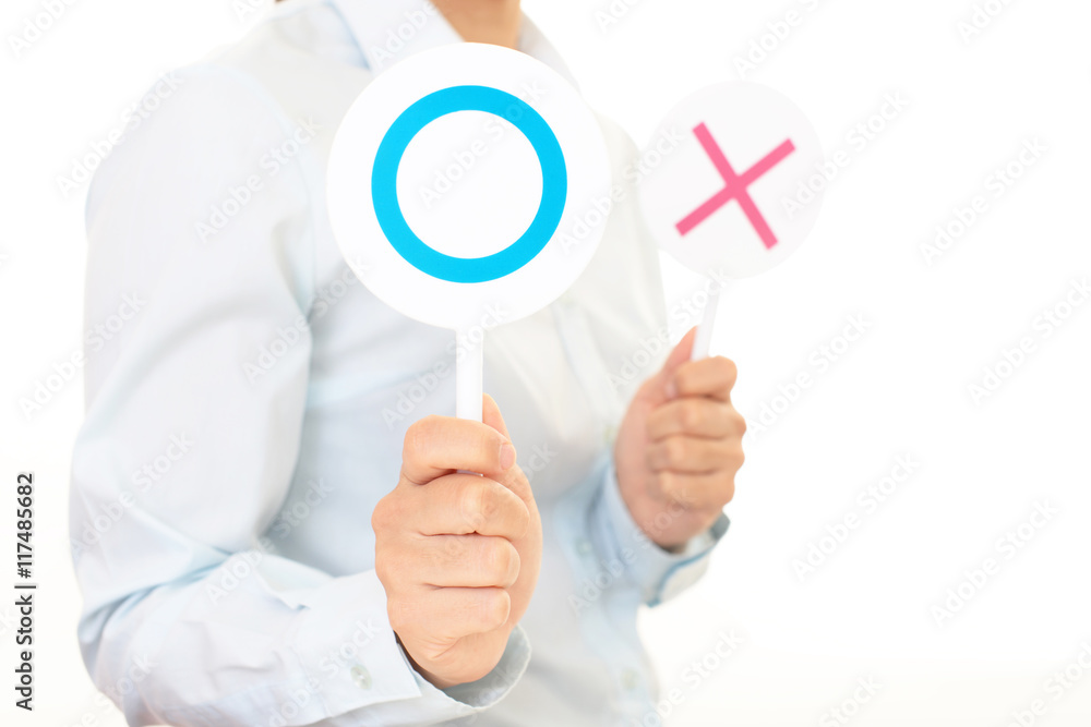 判定する女性 判定する女性