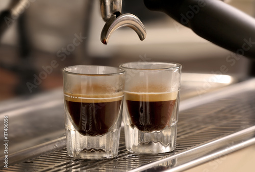 Automatic coffee machine preparing espresso