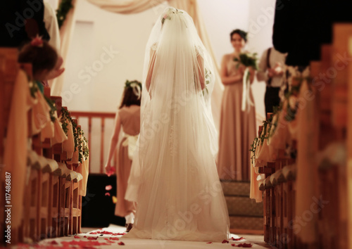 Quadro su tela Beautiful bride walking to wedding altar