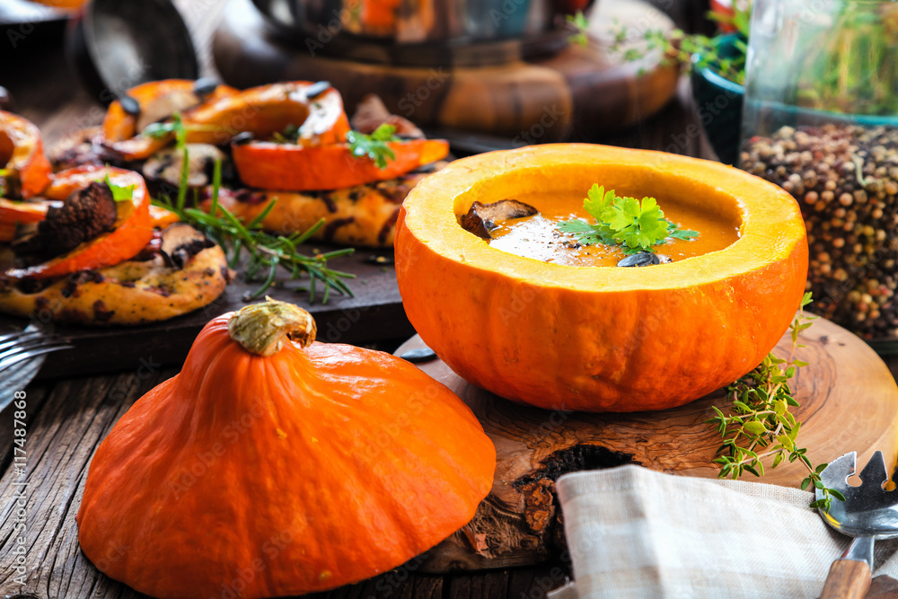Frische Kürbissuppe und kürbis focaccia Frische Kürbissuppe und kürbis focaccia