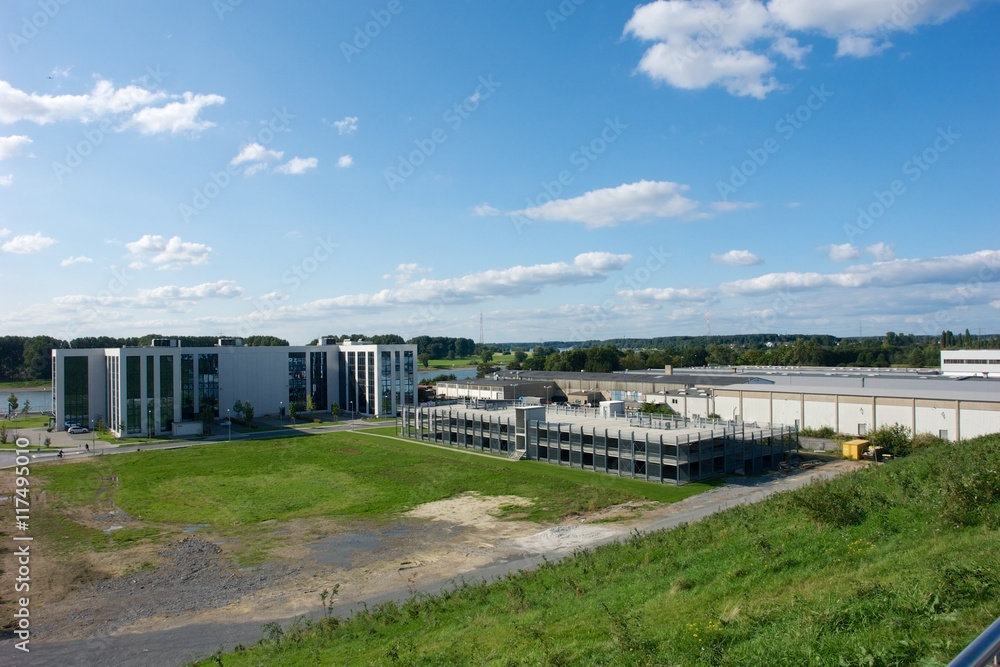 Gebäude am Rhein