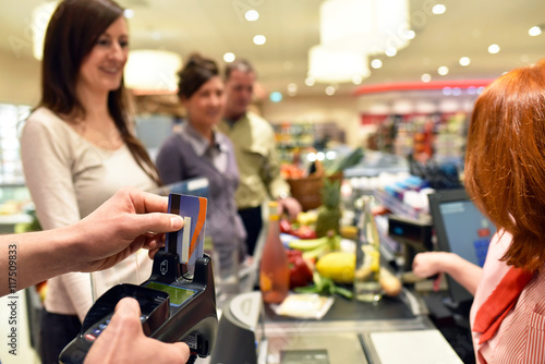 Canvastavla Kartenzahlung im Supermarkt an der Kasse // Credit card payments at the grocery