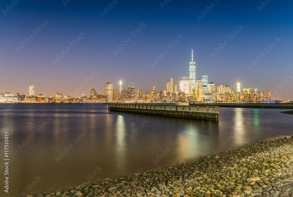 Naklejka premium Downtown Manhattan at night from Jersey City, USA