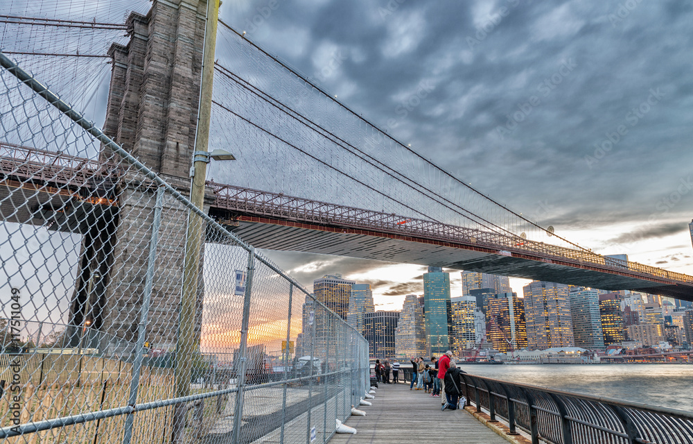 Obraz premium Brooklyn Bridge Park at sunset