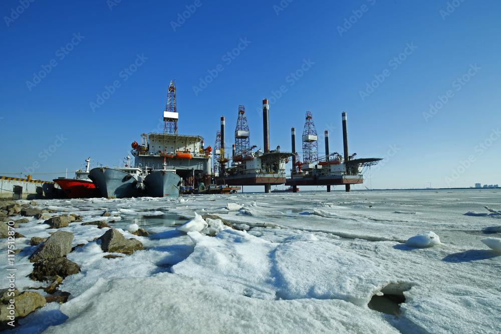 Obraz premium Offshore oil drilling platform