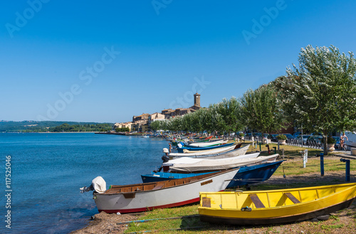 Foto Bolsena lake (Lazio, Italy) - The town of Marta, province of Viterbo