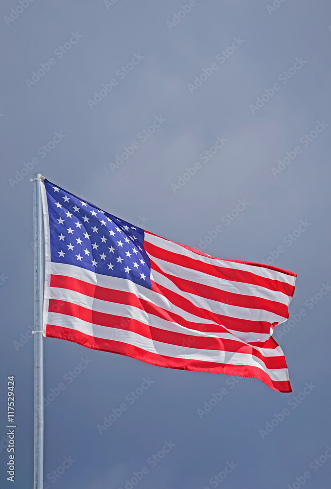 Stars and Stripes, wehende Flagge vor dunklem Himmel Stars and Stripes, wehende Flagge vor dunklem Himmel