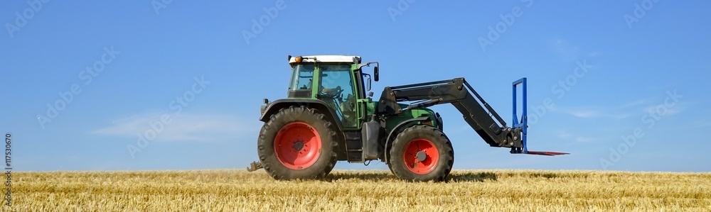 Grüner Schlepper mit Frontlader auf einem Stoppelfeld, Banner Grüner Schlepper mit Frontlader auf einem Stoppelfeld, Banner