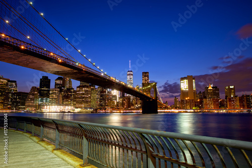 Fototapeta Naklejka Na Ścianę i Meble -  Brooklyn Bridge in New York City Manhattan at dusk