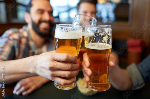 Photo happy male friends drinking beer at bar or pub