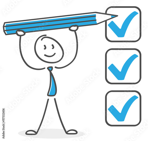 Strichmännchen mit Bleistift beim abhaken der Checkliste.