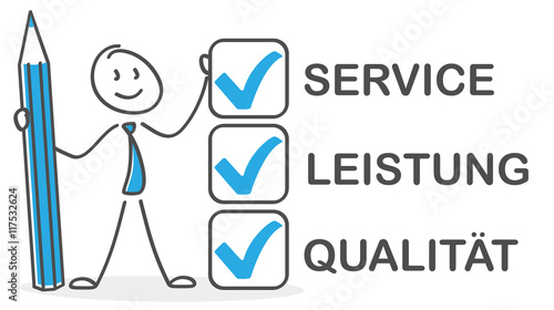 Strichmännchen mit Bleistift überprüft den Service, die Leistung und Qualität des Unternehmens