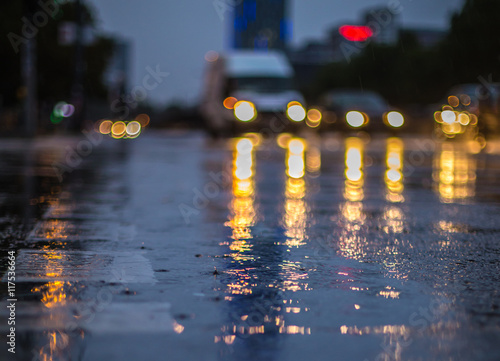 Bei schlechter Sicht und Regen fahren Fahrzeuge durch eine Stadt