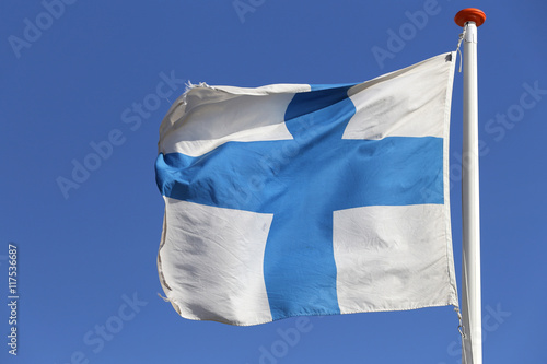 finnische Flagge im Wind