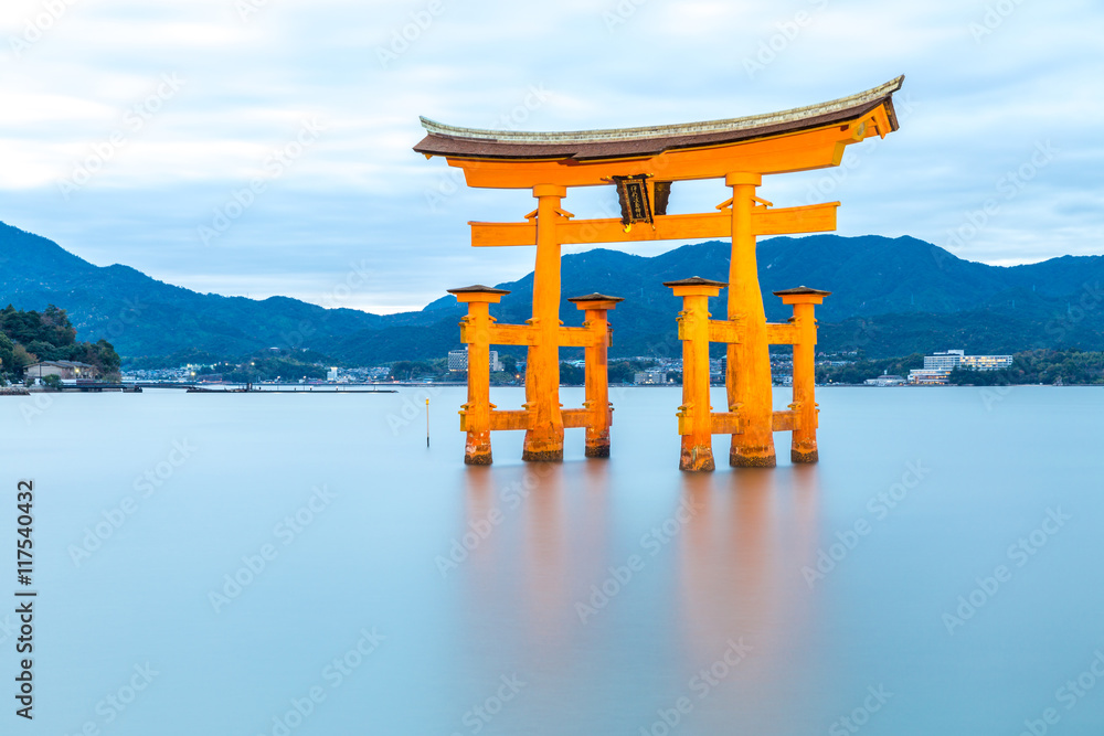 Fototapeta premium pływający torii Miyajima Hiroshima