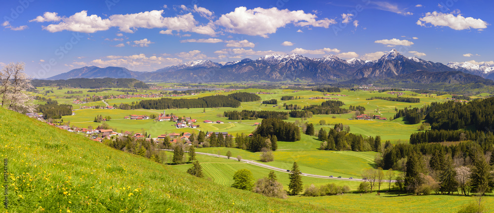 Panorama Landschaft in Bayern mit Berge im Allgäu