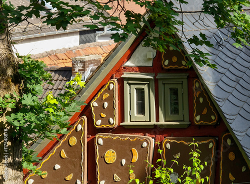 Knusperhäuschen mit Lebkuchen aus der Geschichte von Hänsel und Gretel photo