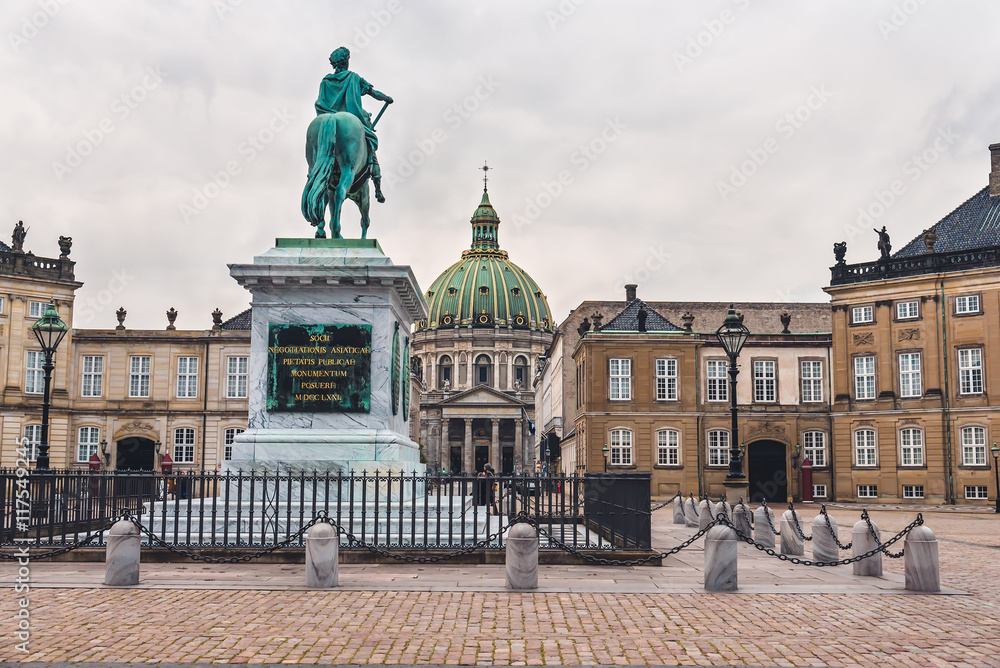 Fototapeta premium Amalienborg Palace and King Statue in Copenhagen