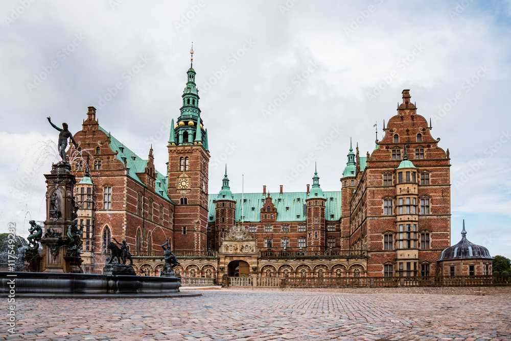 Obraz premium Zamek Frederiksborg i Fontanna Neptuna w Hillerod