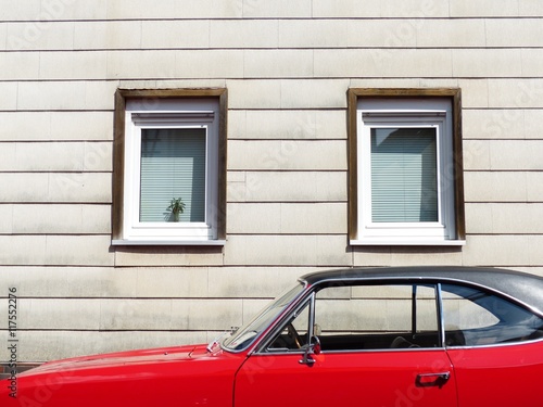 Quadro em tela Rotes deutsches Mittelklasse Coupé der Siebziger Jahre mit schwarzem Vinyldach i