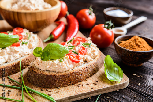 Fotografi Creamy curd spread with chili, ground cumin, chive and basil