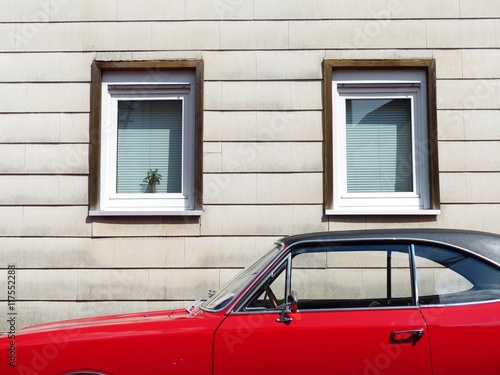 Fotografia Rotes deutsches Mittelklasse Coupé der Siebziger Jahre mit schwarzem Vinyldach i