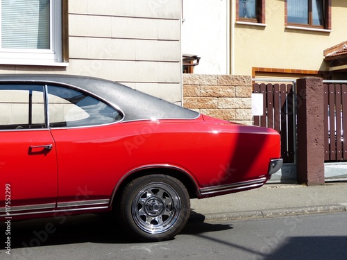 Canvastavla Rotes deutsches Mittelklasse Coupé der Siebziger Jahre mit Vinyldach im Sommer b