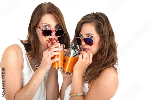 Zwei junge Frauen haben spass auf der Party