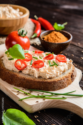Creamy curd spread with chili, ground cumin, chive and basil