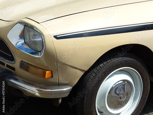 Französischer Break der Sechzigerjahre und Siebzigerjahre in Beige und Naturfarben mit schwarzem Streifen im Sonnenschein bei den Golden Oldies in Wettenberg Krofdorf-Gleiberg bei Gießen in Hessen photo