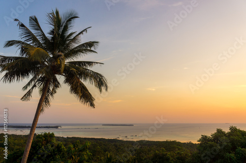 Coucher de soleil sur une   le tropicale