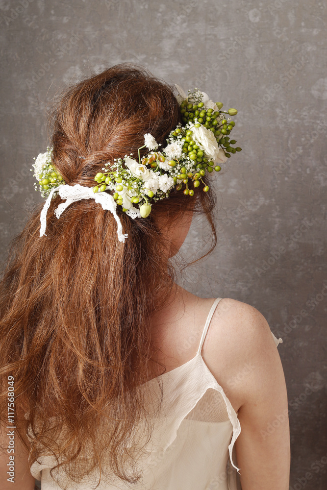 Naklejka premium Woman wearing wedding wreath. Flower wreath with carnations
