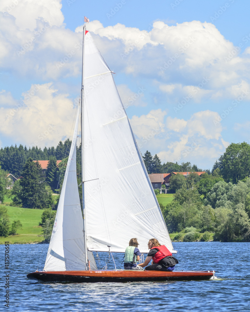 Fototapeta premium jugendliche Segler auf dem Rottachsee