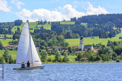 Segelboot auf dem Rottachsse vor Petersthal im Allgäu