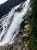 Großer Wasserfall in den Bergen