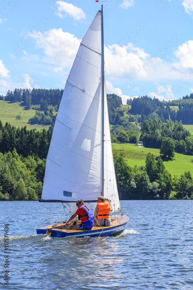 Fototapeta premium Segeljolle auf einem See