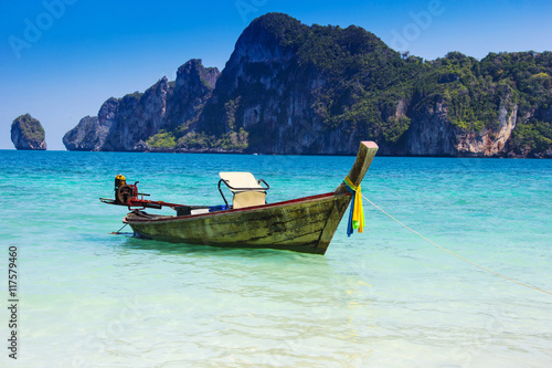 Boot am Strand bei Phuket, Thailand, Asien