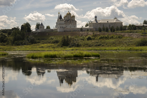 Можа́йский Луже́цкий Рождества́ Богоро́дицы Ферапо́нтов мужско́й монасты́рь на берегу Москвы реки.