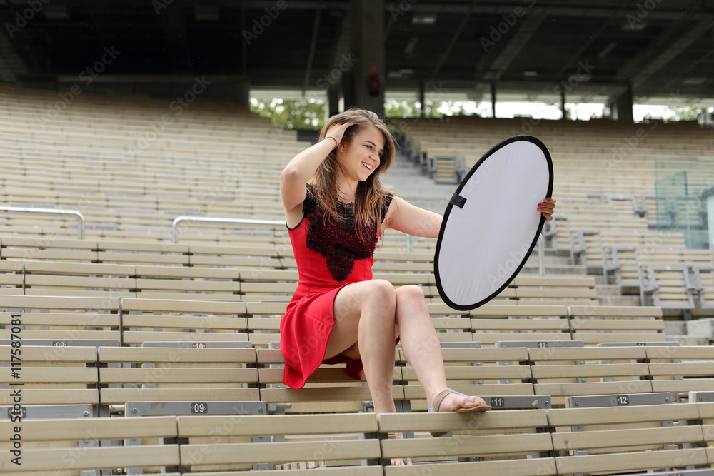 Obraz premium Piękna dziewczyna uśmiecha się w amfiteatrze.