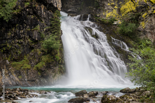 Cascata nella roccia con laghetto naturale