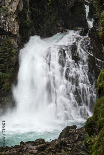 Cascata nella roccia con laghetto naturale