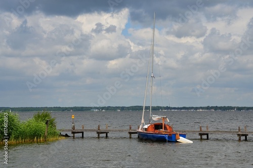 Einsames Boot am Steg in Hafennähe - Steinhuder Meer