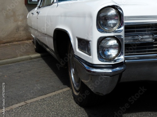 Weiße Luxuslimousine der Sechzigerjahre mit Doppelscheinwerfer und Chromeinfassung im Sommer bei Sonnenschein bei den Golden Oldies in Wettenberg Krofdorf-Gleiberg bei Gießen in Hessen photo