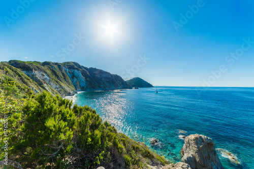 Fototapeta Naklejka Na Ścianę i Meble -  Sun above Sansone beach in summer season. Panoramic view over the seashore and the coastline